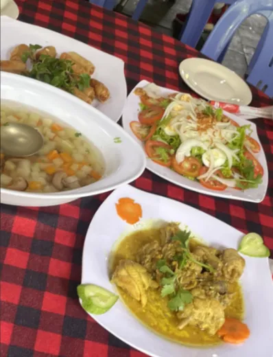 グループツアーの昼食は一般的な料理